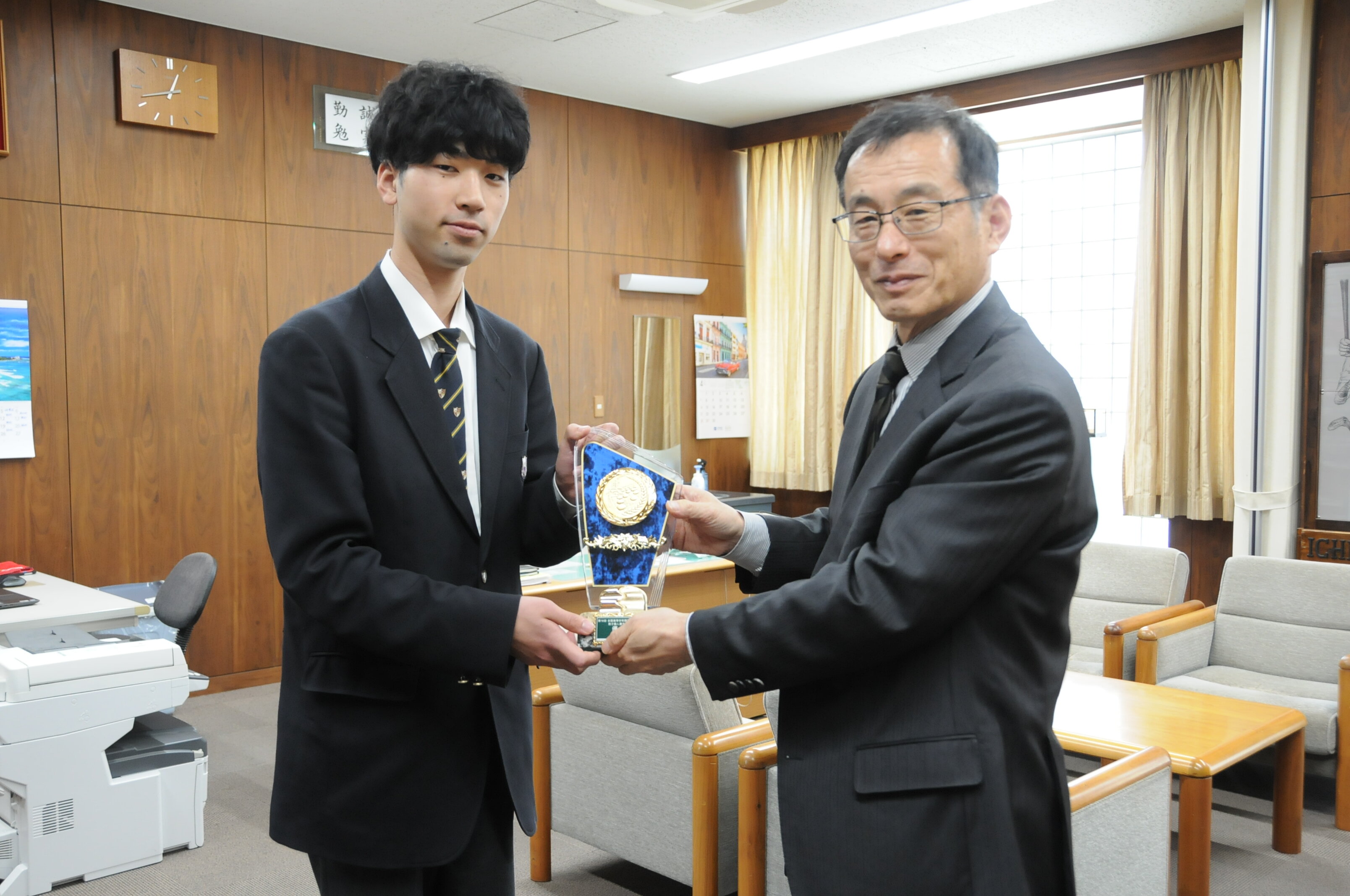 荻原哲哉校長の祝福を受ける羽根和哉さん