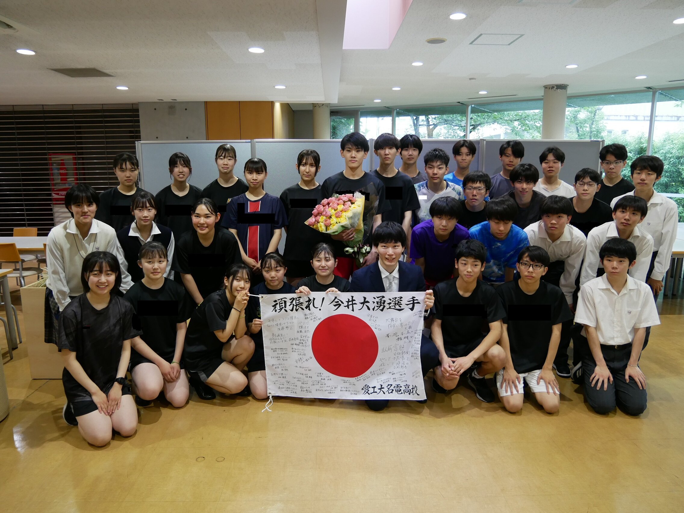 バドミントン部の後輩らと