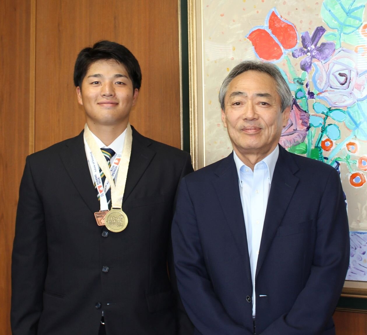 後藤学長に2大会の優勝報告をした中村投手