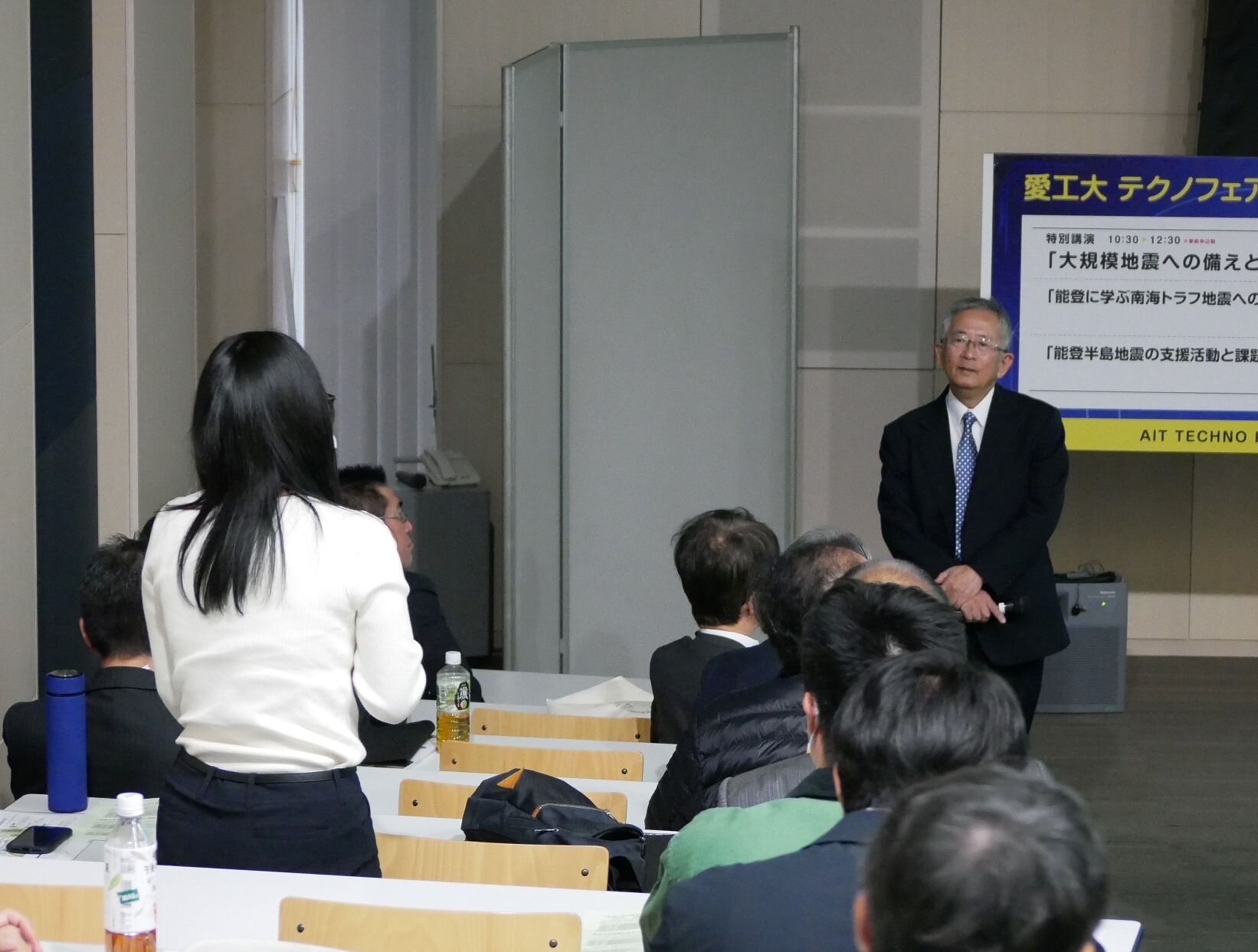 特別講演・聴講者の質問を受ける福和伸夫氏