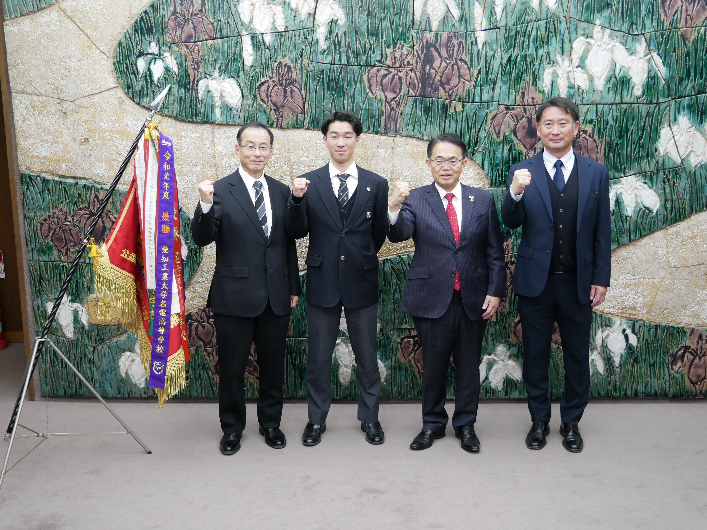 (右から)宮口監督、大村知事、蒲地主将、荻原校長