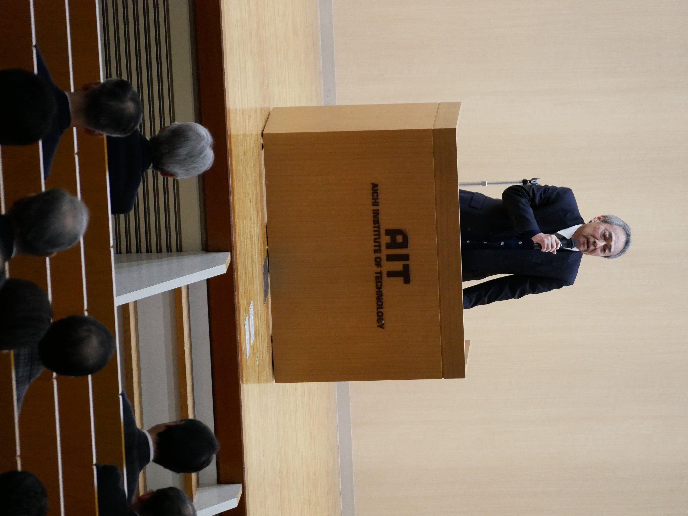年頭の挨拶をする後藤泰之理事長=八草キャンパス愛和会館で