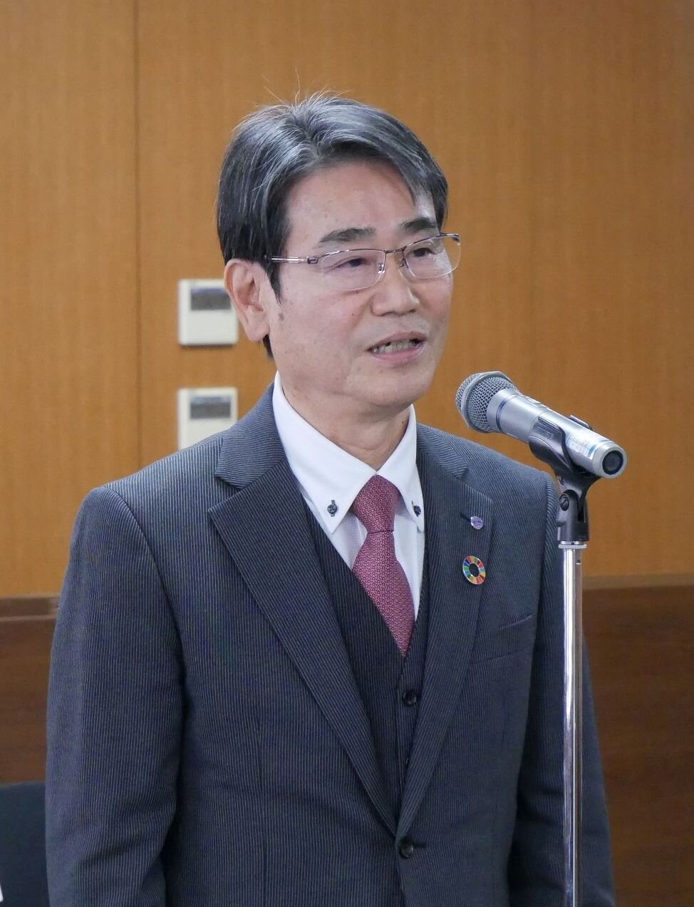 謝辞を述べる山田英介氏