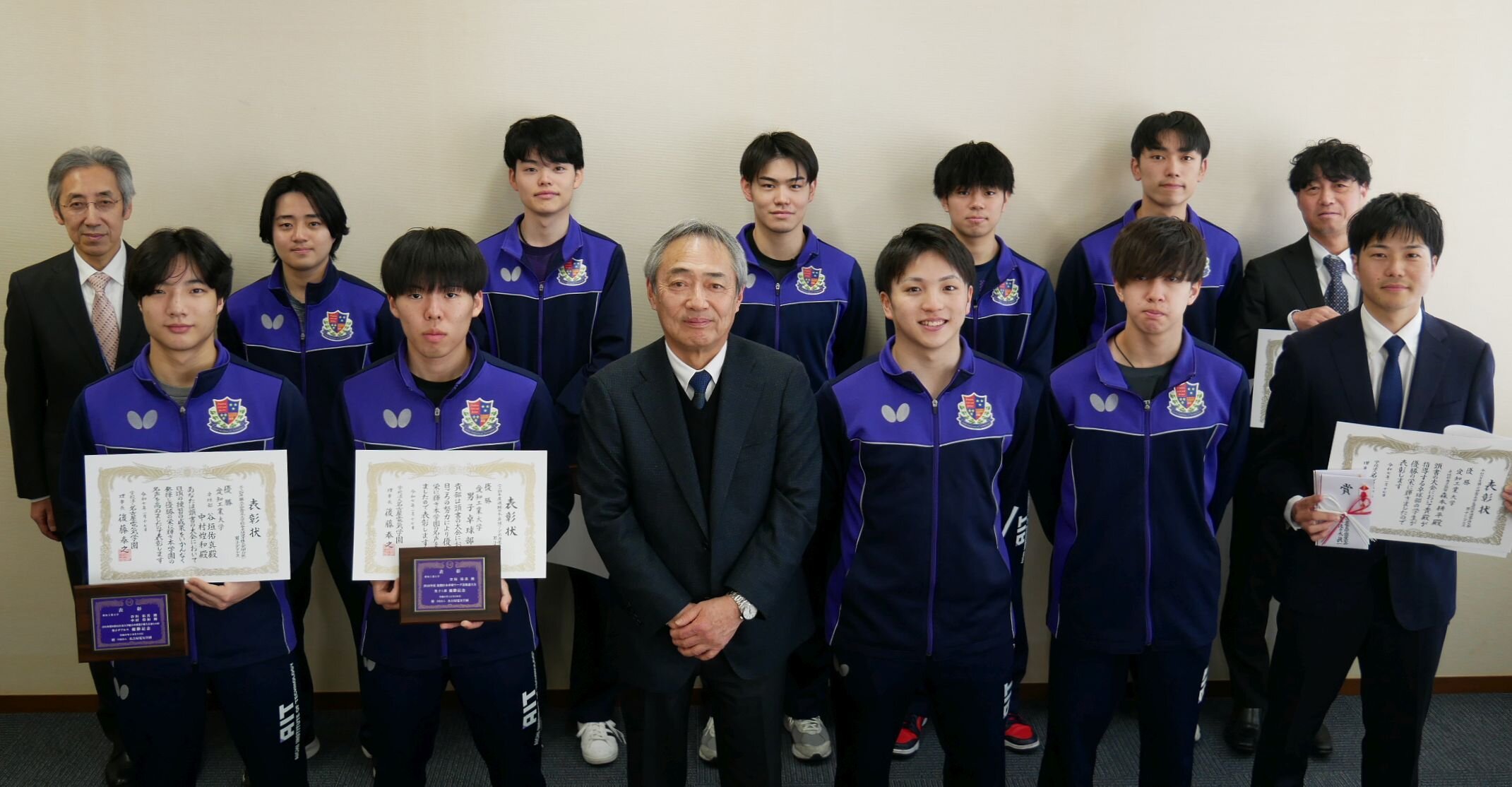 学園表彰を受けた大学男子卓球部